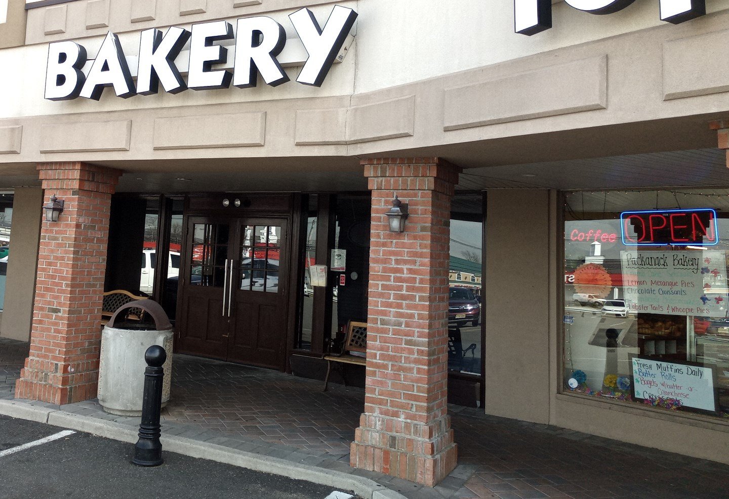 The storefront of Packanack Bakery on NJ-23